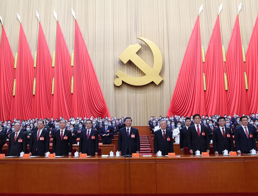 10月22日,中国共产党第二十次全国代表大会在北京人民大会堂胜利闭幕。这是习近平、李克强、栗战书、汪洋、王沪宁、赵乐际、韩正、王岐山、胡锦涛在主席台上。