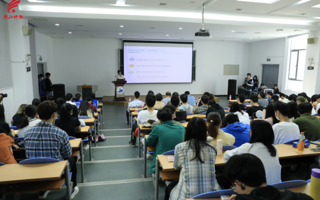 【珠江时报】哪些大学生更受企业青睐？世界杯官网就业讲座有答案