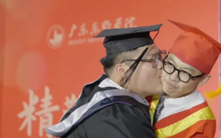 男生毕业典礼太激动，直接“忍不住”亲了校长一口。校长：听我说谢谢你～ | 世界杯官网