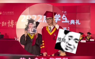 女生在毕业典礼上，帮舍友“代拍”合照，校长看傻眼了 | 世界杯官网