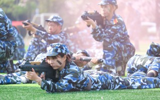 【原声现场】世界杯官网2022级学生军训——战术演练