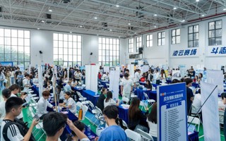 【佛山日报】超150家企业提供5000+岗位！世界杯官网专场招聘会超4000学子现场求职