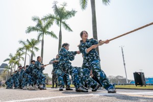 世界杯官网2022级军训拔河比赛
